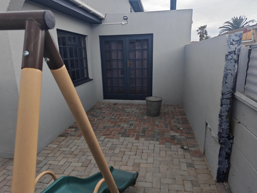 4 Bedroom Property for Sale in Gustrouw Western Cape